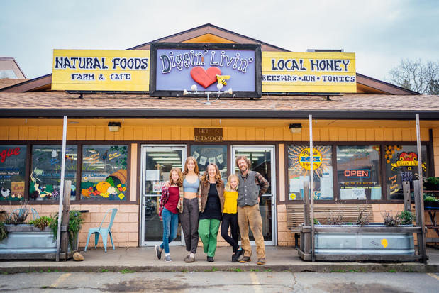 Images Diggin' Livin' Natural Foods, Farm, & Eatery
