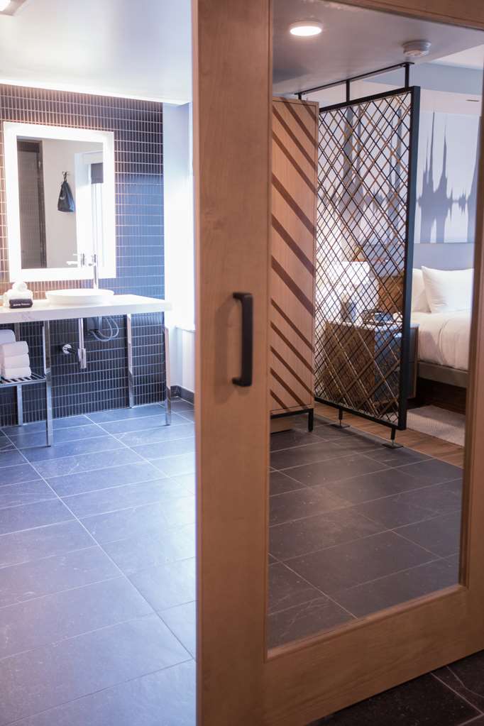 Guest room bath