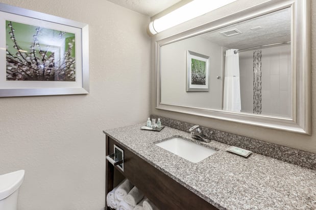 Images Holiday Inn & Suites Oklahoma City North by IHG