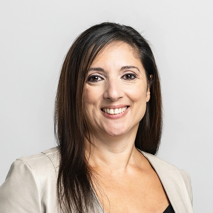 Raedah White headshot.
