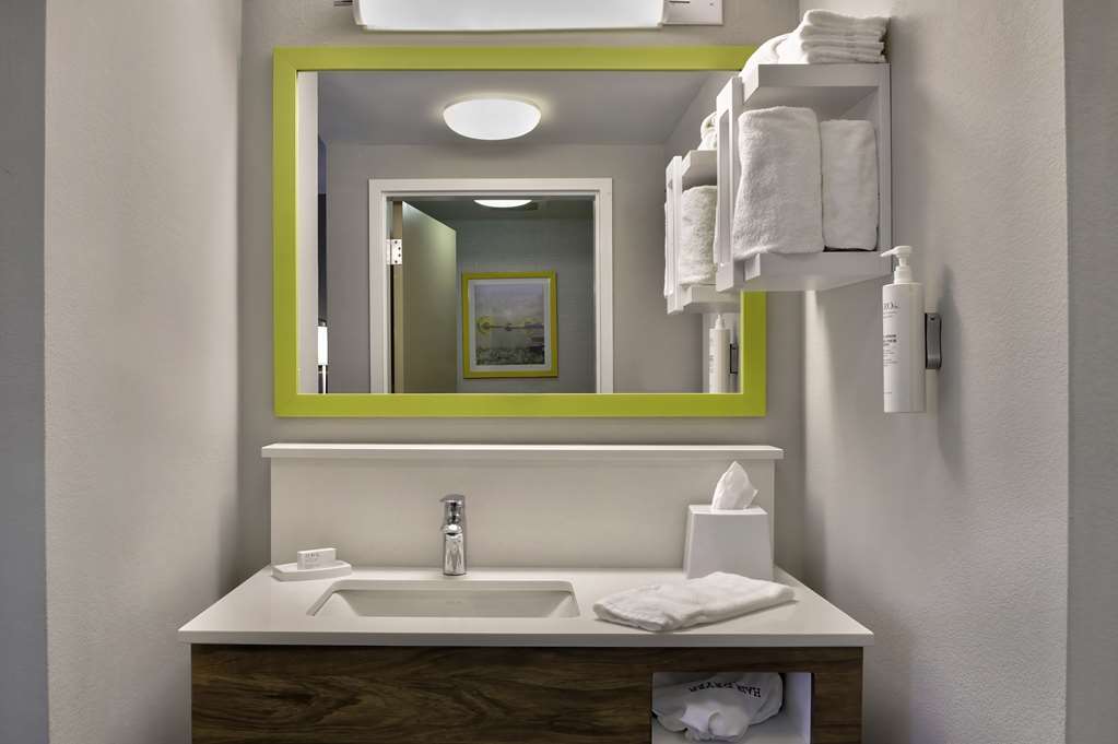 Guest room bath