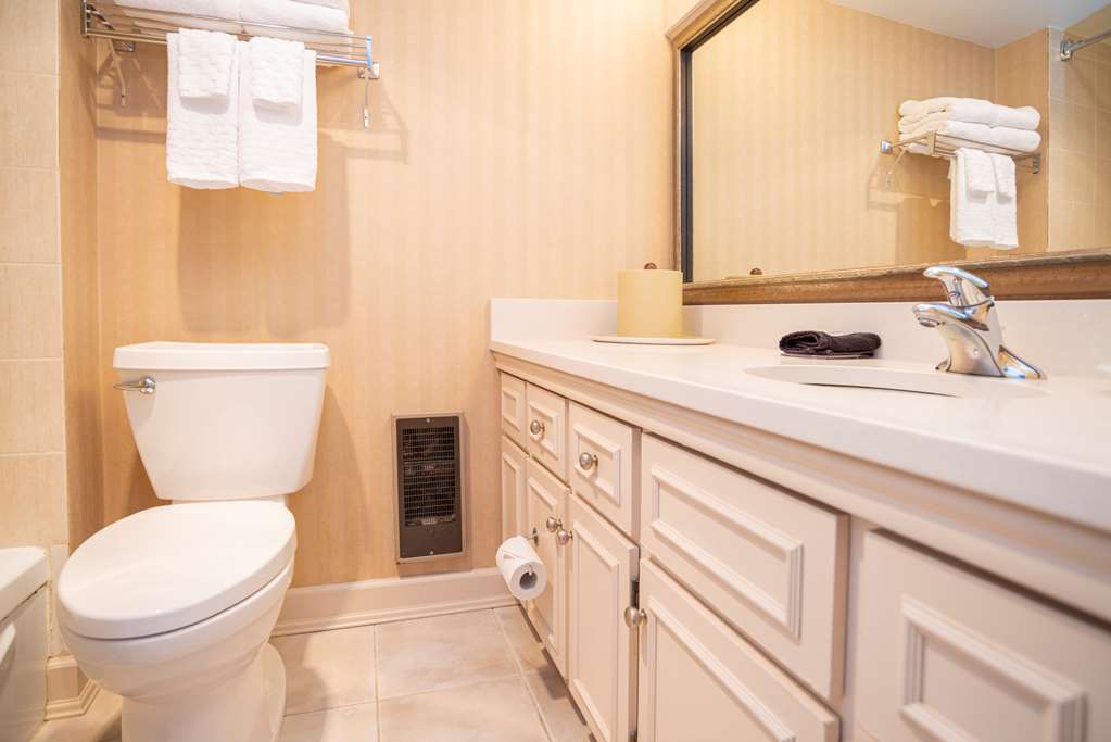 Best Western Dorchester Hotel in Nanaimo: Standard 2 Queens Bathroom