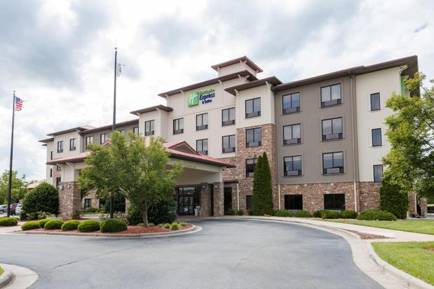 Images Holiday Inn Express & Suites Lexington NW-the Vineyard, an IHG Hotel
