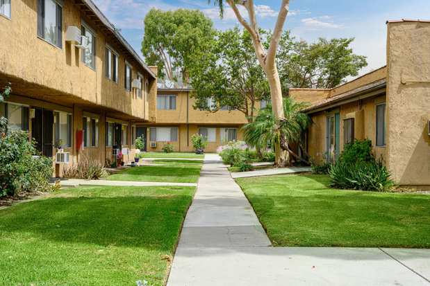 Images La Puente Garden Apts