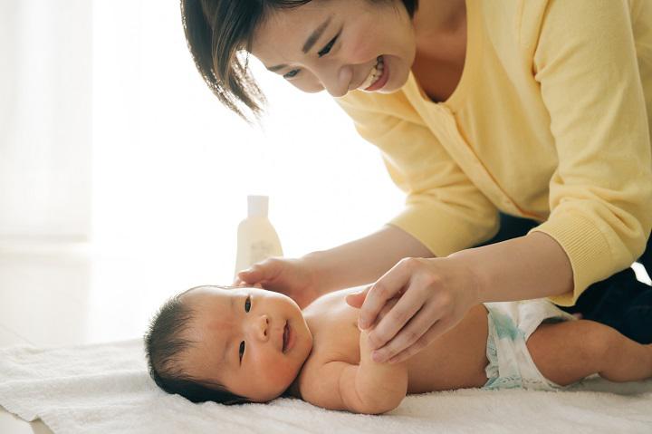 赤ちゃんのスキンケアをする様子