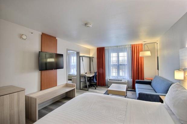 Images Holiday Inn Express & Suites Milwaukee Airport by IHG