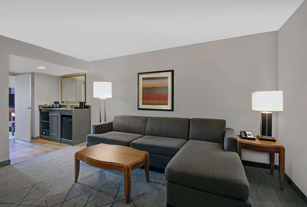 Guest room Embassy Suites by Hilton Detroit Livonia Novi Livonia (734)462-6000