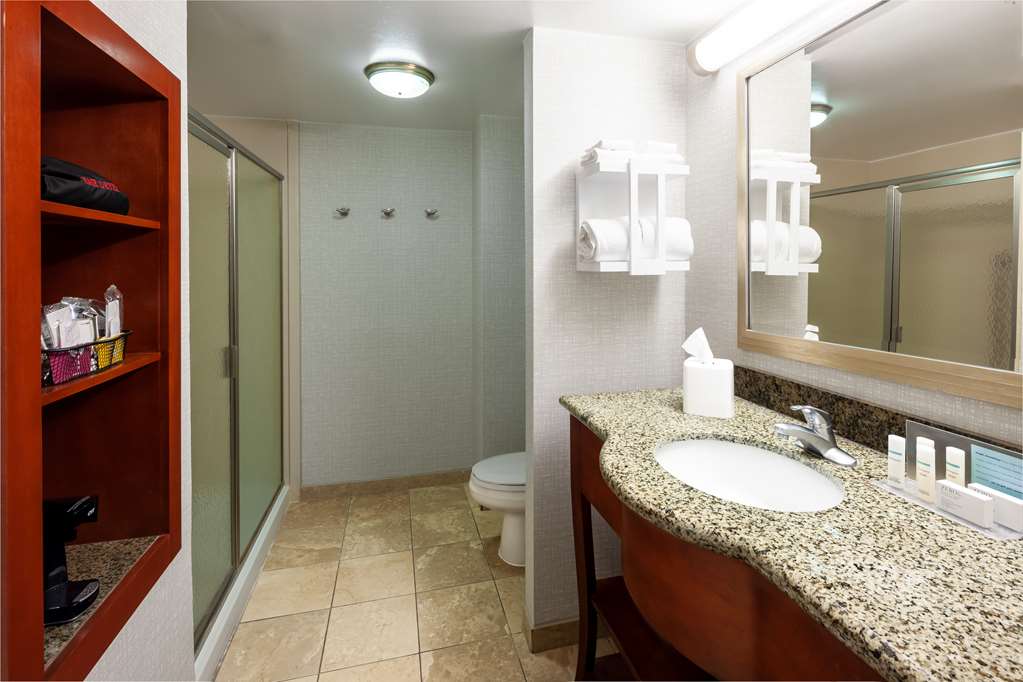 Guest room bath