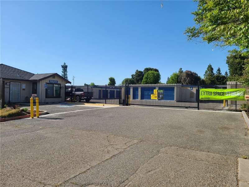 Beauty Image - Extra Space Storage at 1735 E Yosemite Ave, Manteca, CA 95336