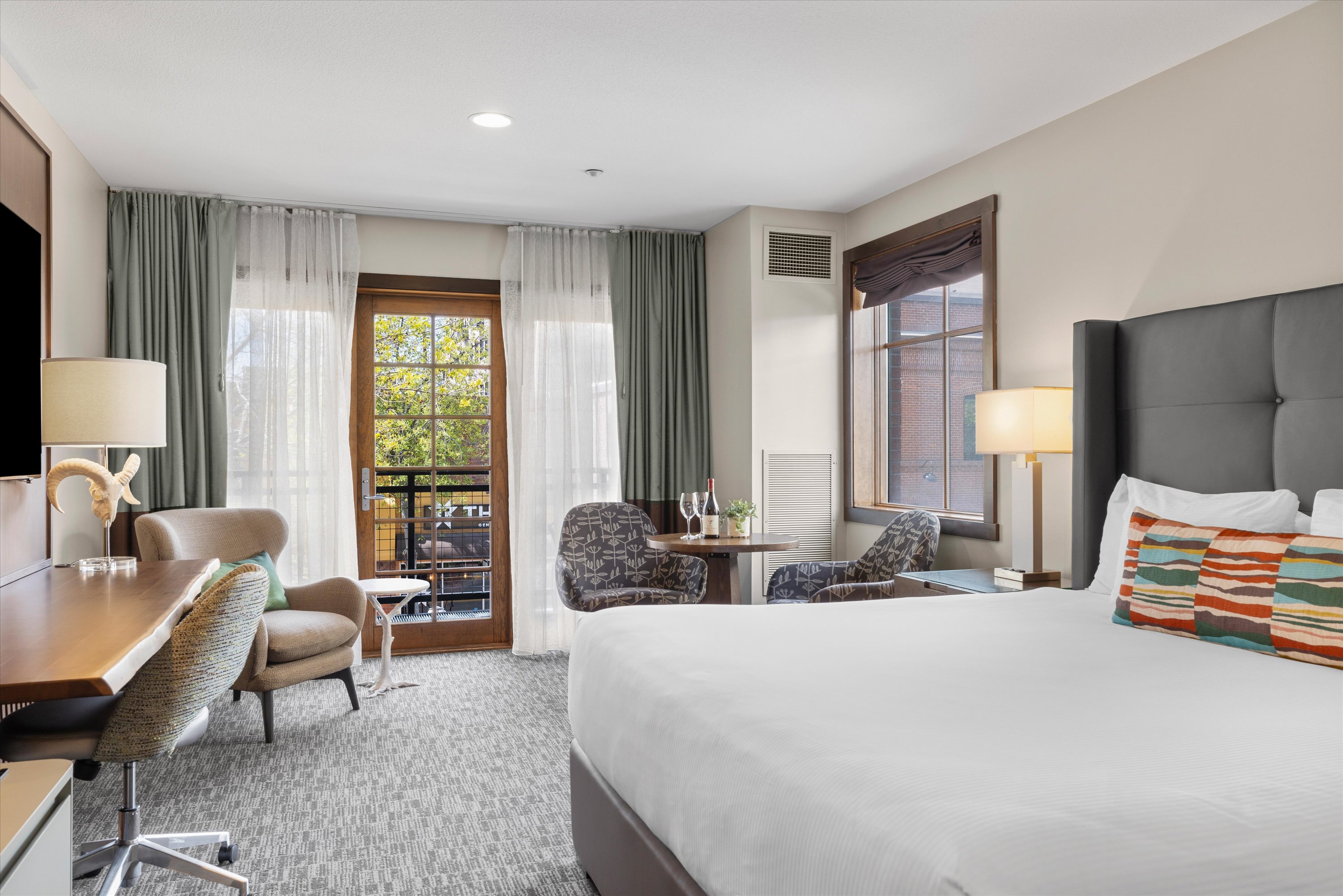 Oxford Hotel Bend is the only nationally recognized boutique four-diamond hotel in Central Oregon. Our upscale accommodations offer an organic fusion of sustainability with luxurious amenities and incomparable service.