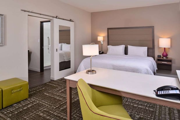 Images Hampton Inn & Suites Dallas Market Center