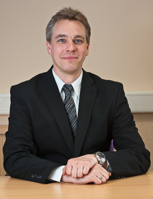 Andreas Lilienthal
Gesellschafter, ist bereits seit 2004 im elterlichen Betrieb tätig. Nach einer Ausbildung zum Bürokaufmann legte er 2009 vor der Handwerkskammer Dortmund die Fachprüfung zum „Geprüften Bestatter“ ab.
