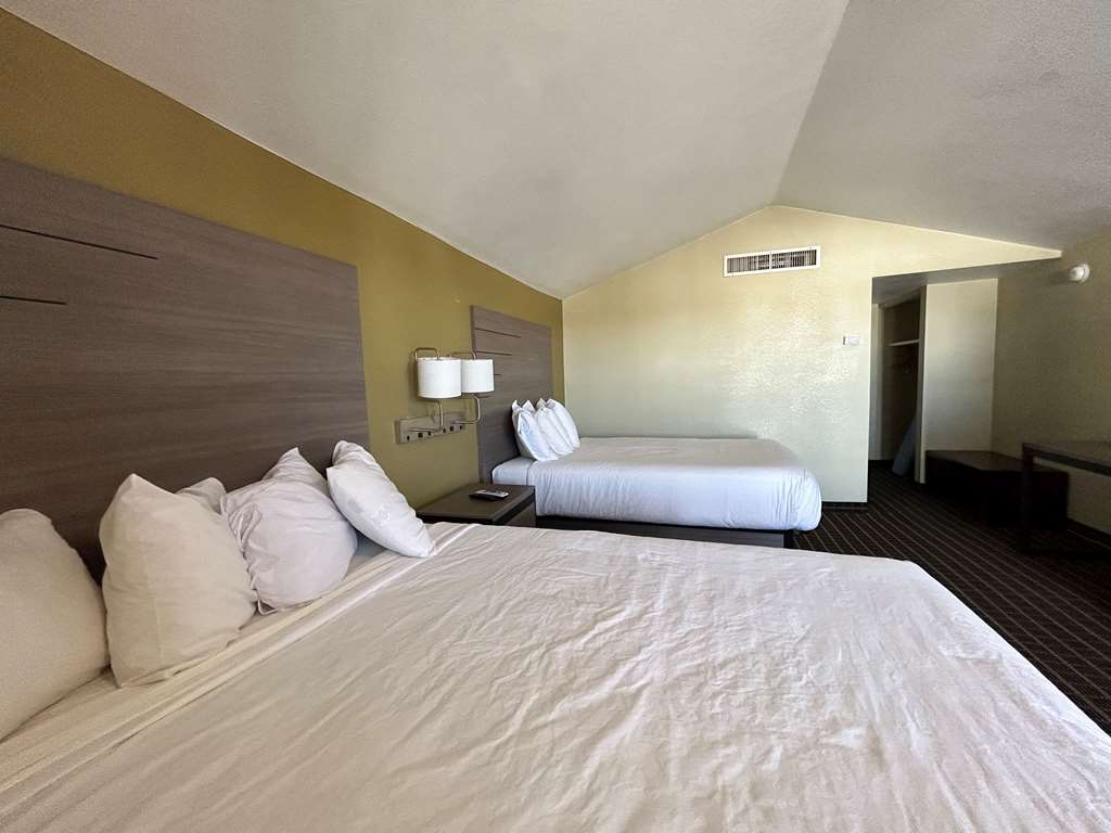 Double Queen Guestroom