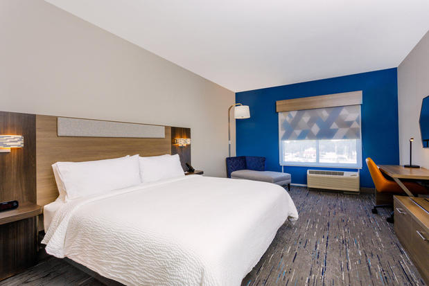 Images Holiday Inn Express & Suites Tampa Stadium - Airport Area, an IHG Hotel