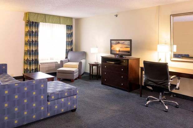 Images Holiday Inn Express & Suites St. Joseph Lakefront by IHG