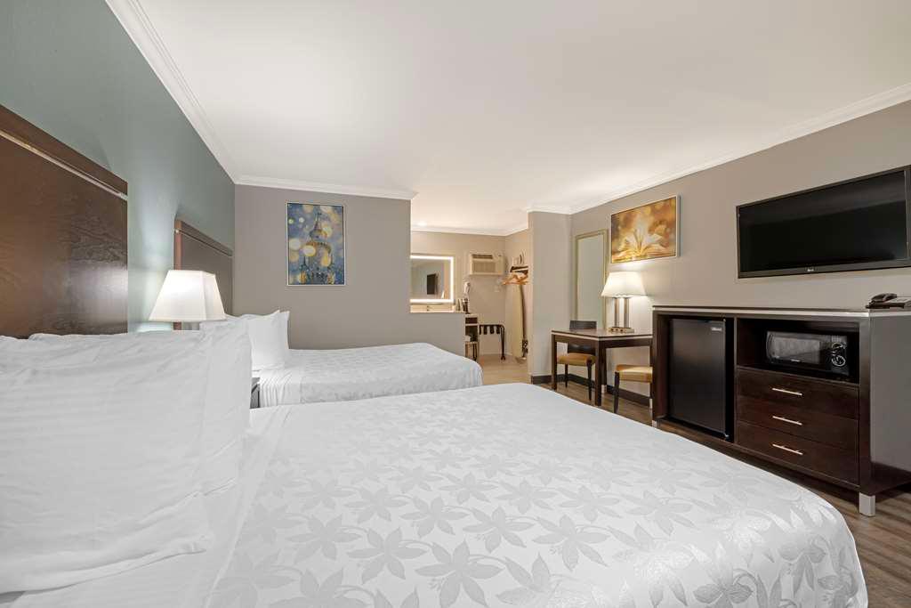 Double queen bedroom Best Western Courtesy Inn Hotel - Anaheim Resort Anaheim (714)772-2470