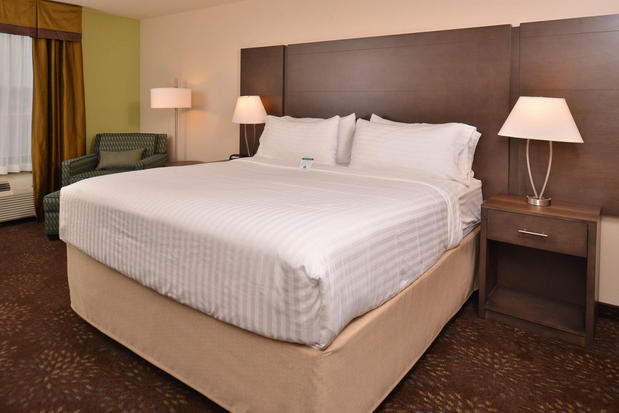 Images Holiday Inn Express & Suites Dearborn SW - Detroit Area by IHG