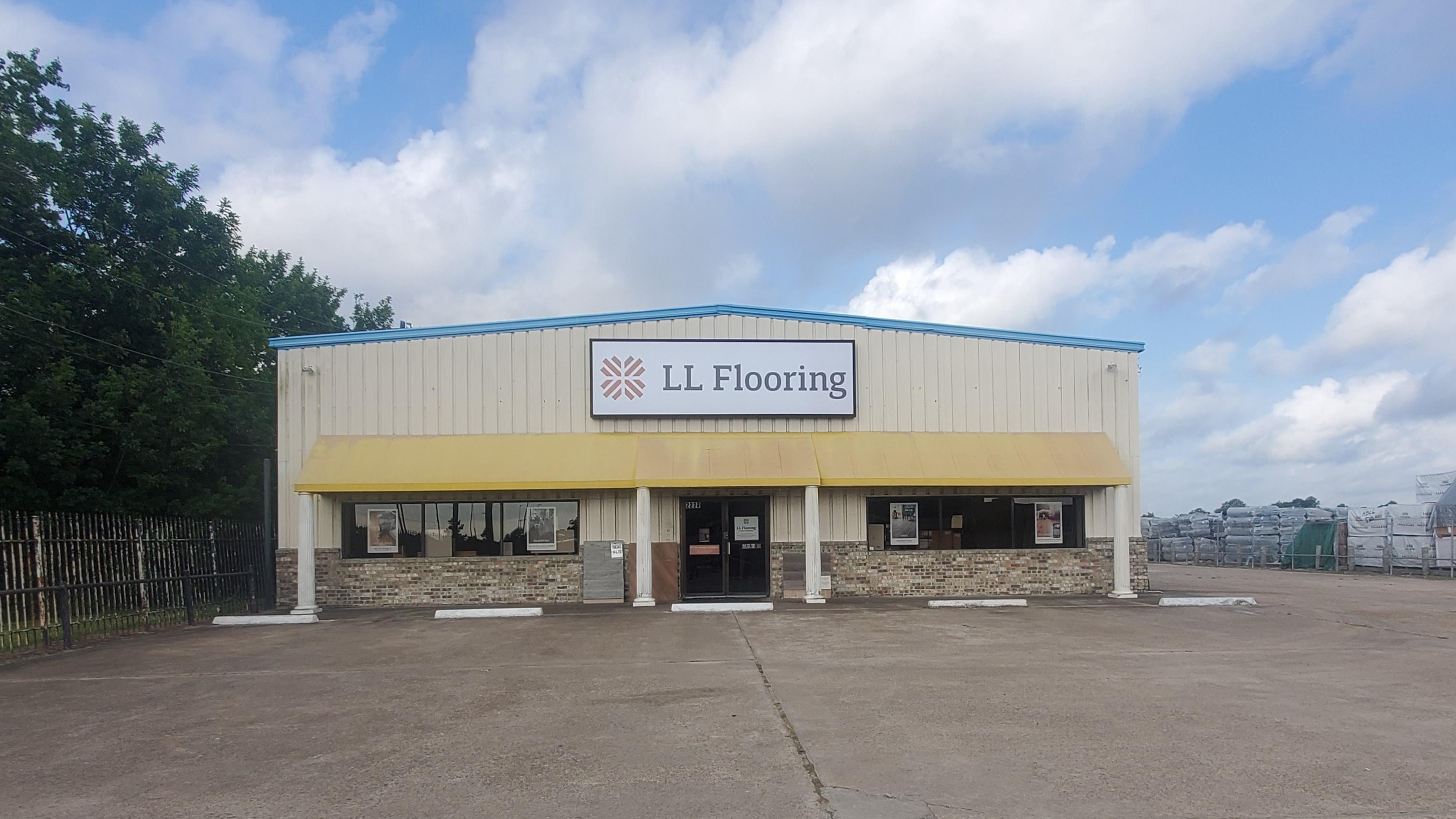 LL Flooring #1271 League City | 2227 Gulf Freeway | Storefront