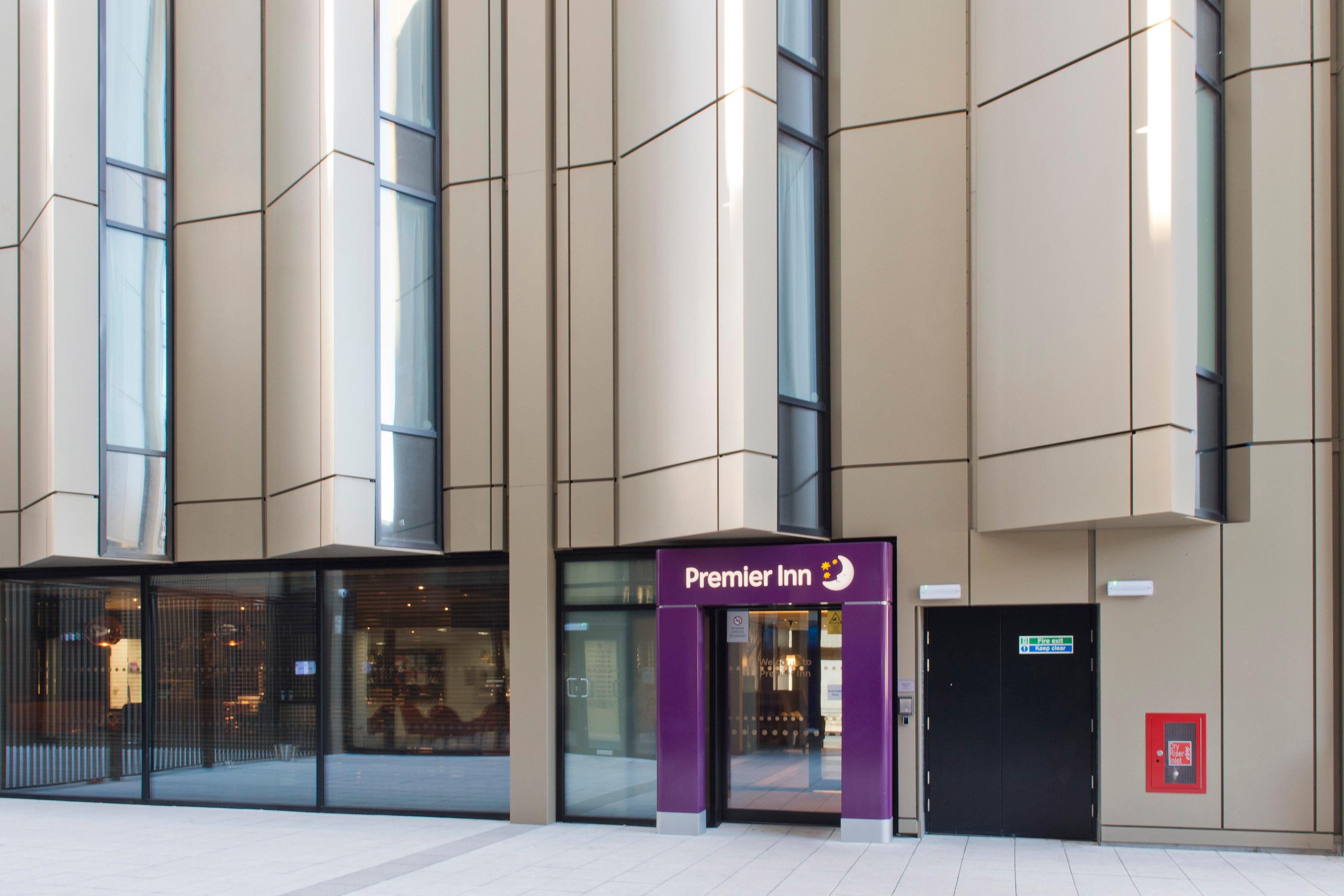 Premier Inn Liverpool City Centre (Lime Street) hotel Premier Inn Liverpool City Centre (Lime Street) hotel Liverpool 01513 176867