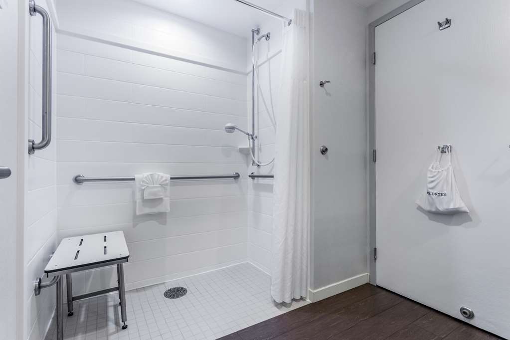 Guest room bath