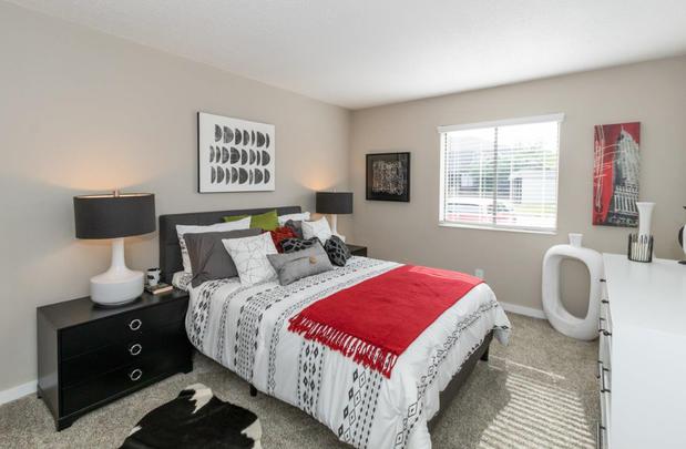 Images The Elliott at College Park Apartment Homes