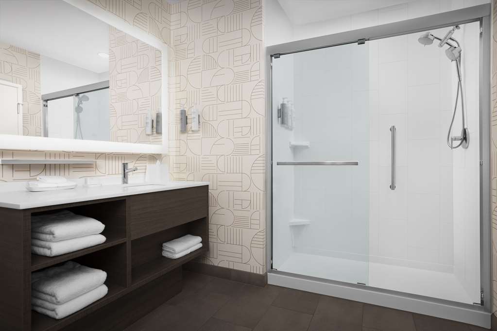 Guest room bath