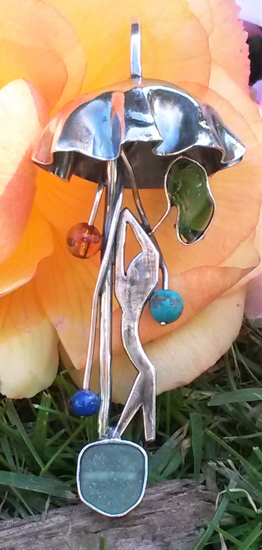 Die Qualle: Silberanhänger mit Seeglas, Bernstein, Türkis und Lapis Lazuli
