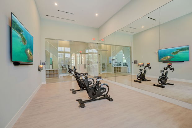 Images Everly Apartments