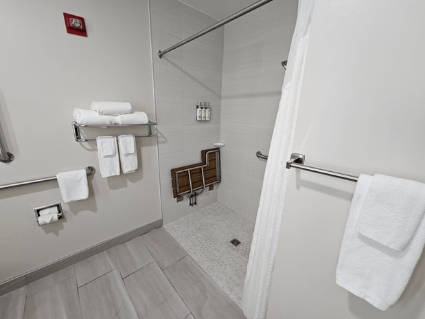 Images Holiday Inn Express & Suites Cincinnati-Blue Ash by IHG