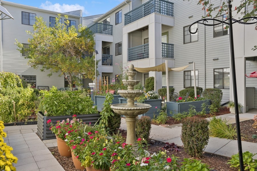 Five Star Premier Residences of Reno community courtyard with fountain