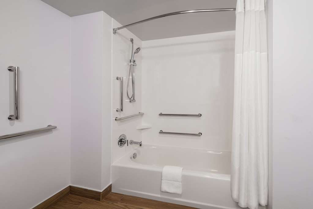 Guest room bath