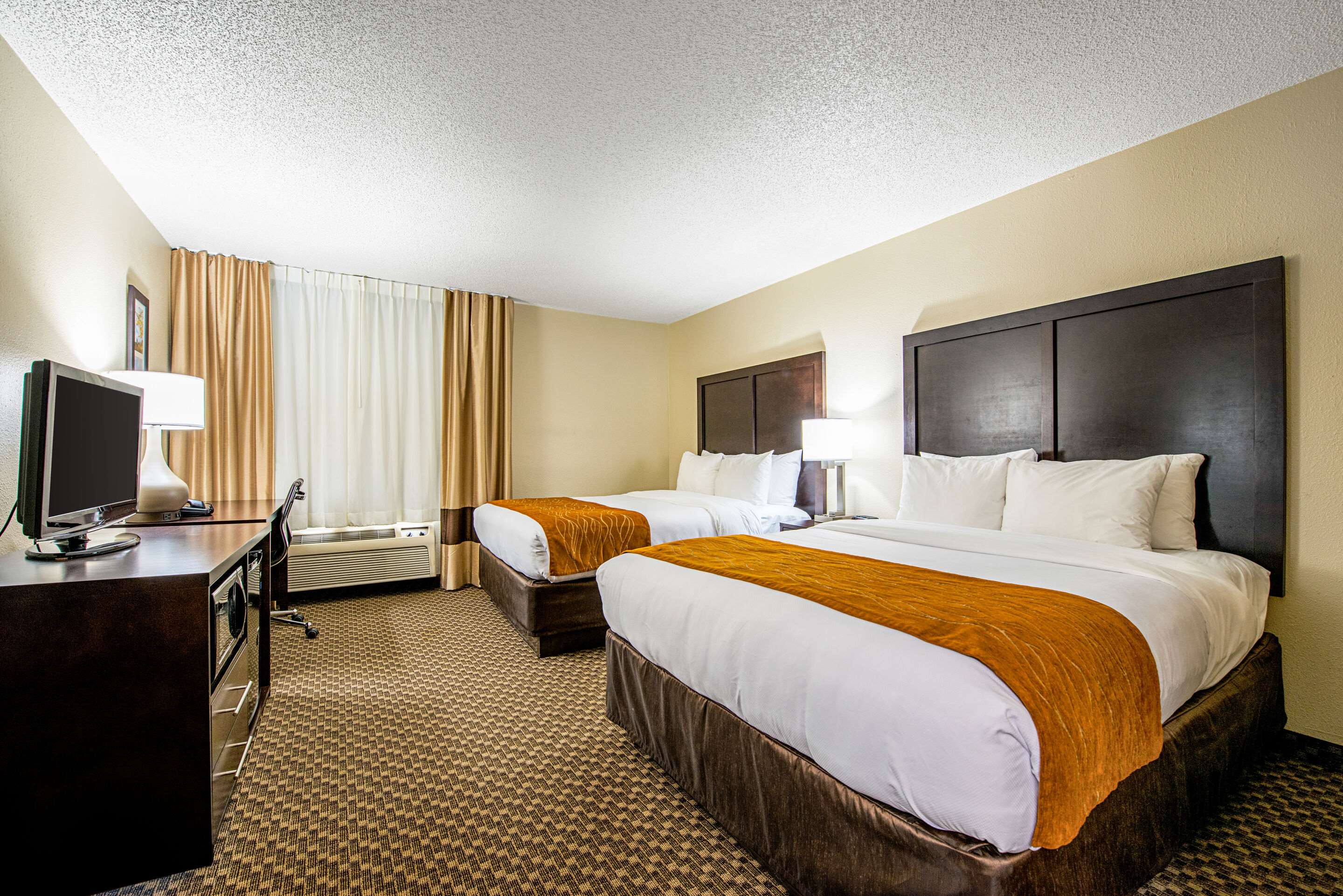 Guest room with queen bed(s)