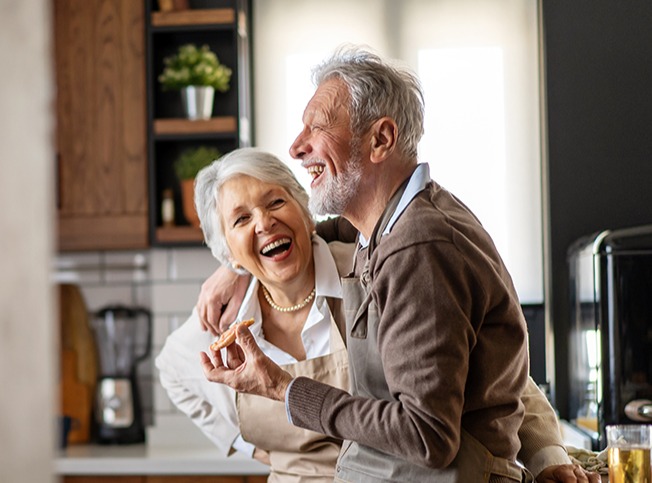 https://images.carriercms.com/image/upload/v1662498643/kidde/graphics/senior-couple-laughing-enjoying-cookies.jpg