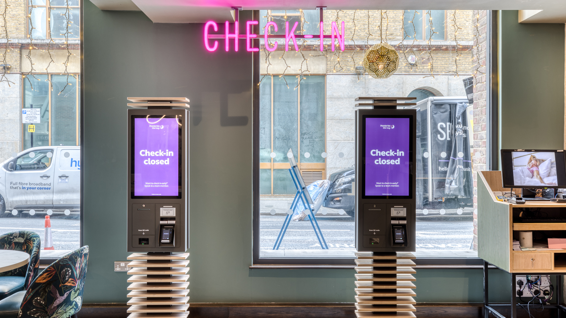 Premier Inn London Southwark (Tate Modern) hotel reception