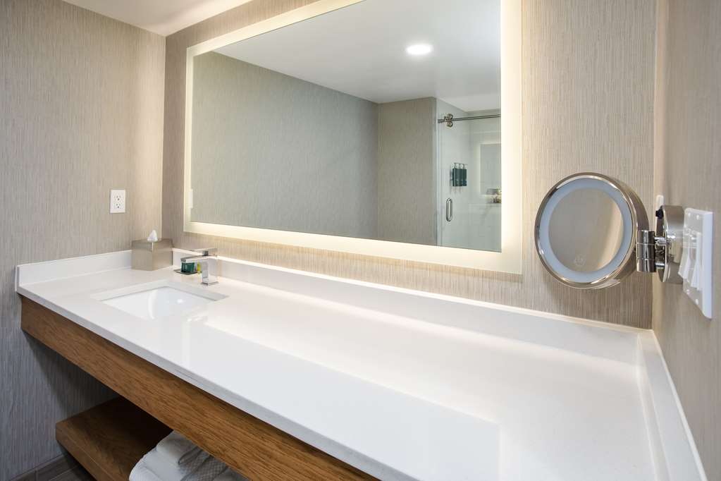 Guest room bath