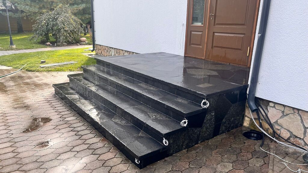 Mūsdienīgs granīta grīdas dizains – apvieno dabas skaistumu un tehnisku precizitāti.