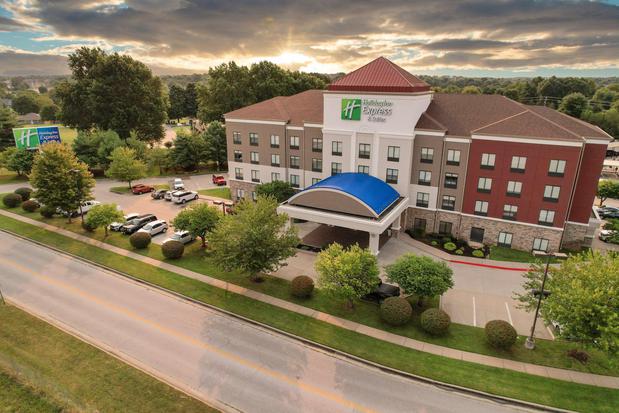 Images Holiday Inn Express & Suites Springfield-Medical District, an IHG Hotel