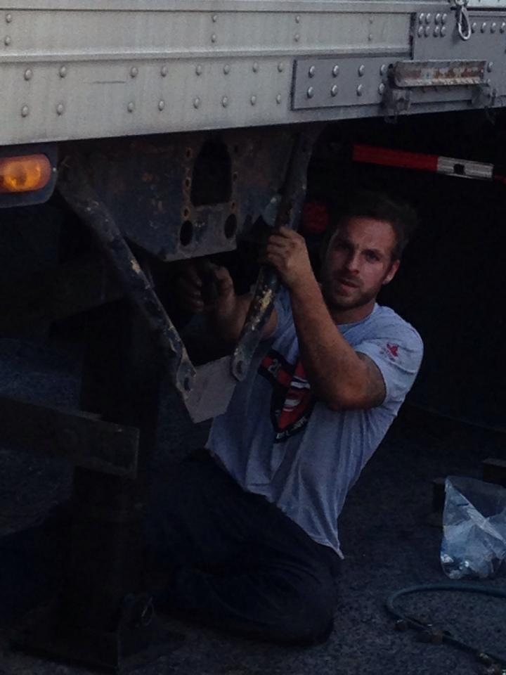 Images DB Diesel - Garage - Road Service 24h/7 - Truck - Trailer - Machinerie lourde Napierville