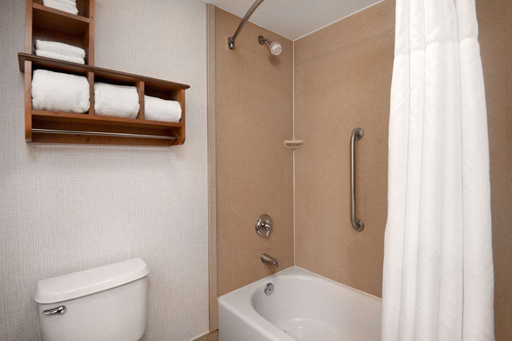 Guest room bath