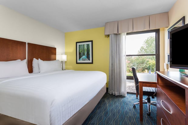 Images Holiday Inn Express & Suites Wilmington-University Ctr by IHG