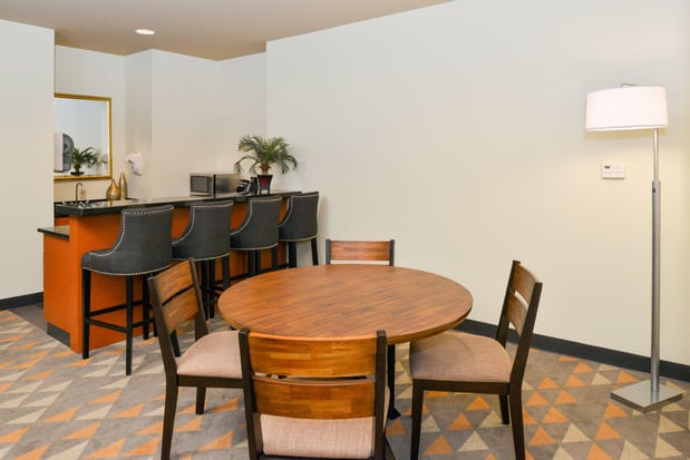 Images Holiday Inn Kansas City Airport by IHG