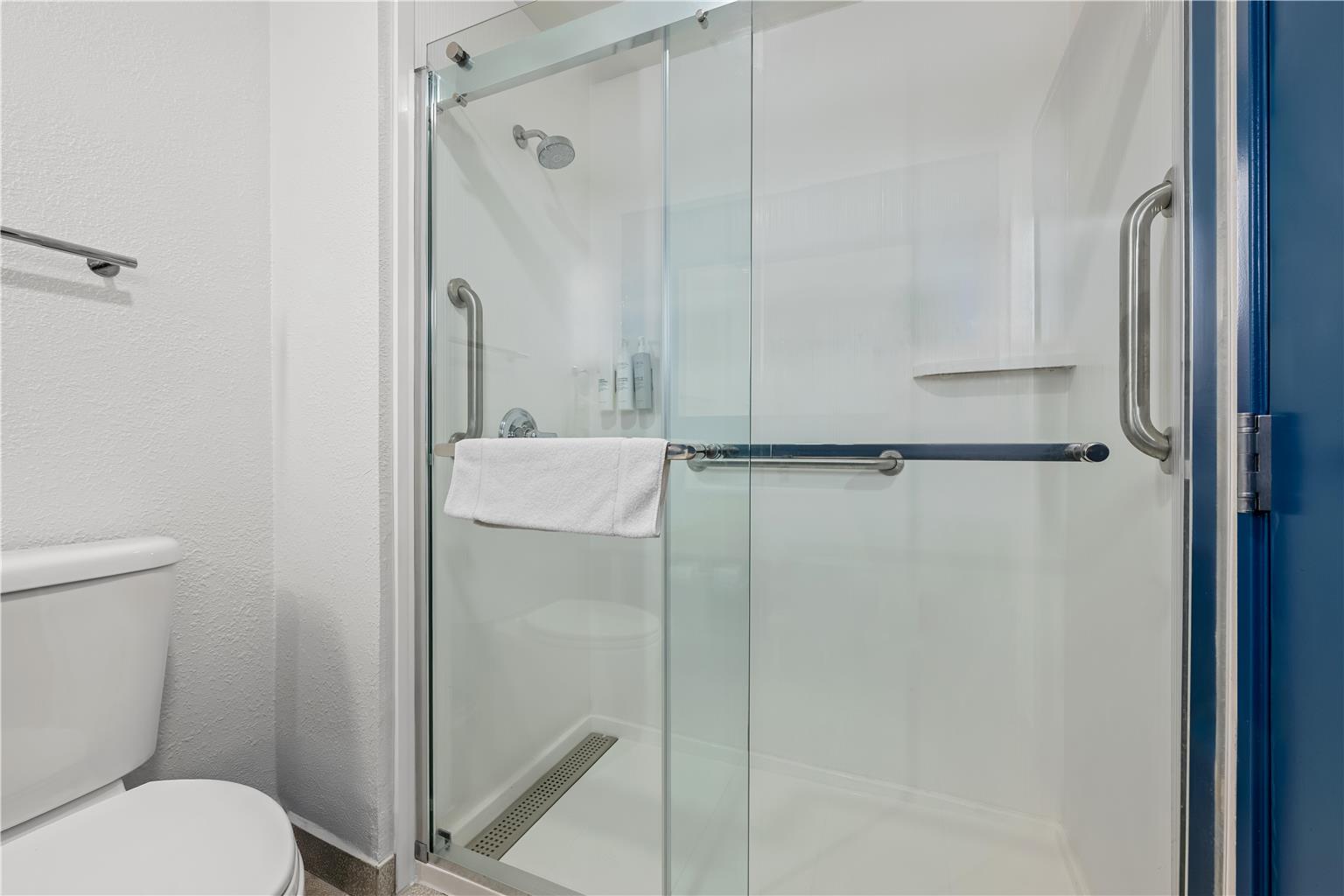 Guest room bath