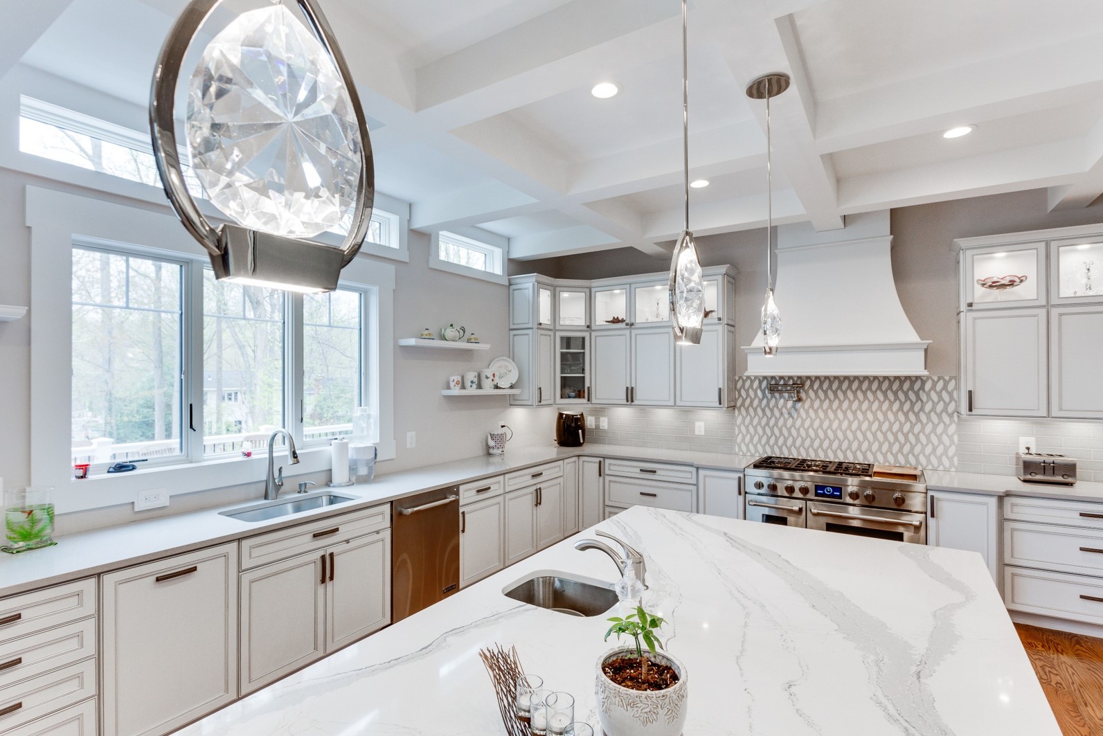 White and dark can bring out the light of the kitchen.