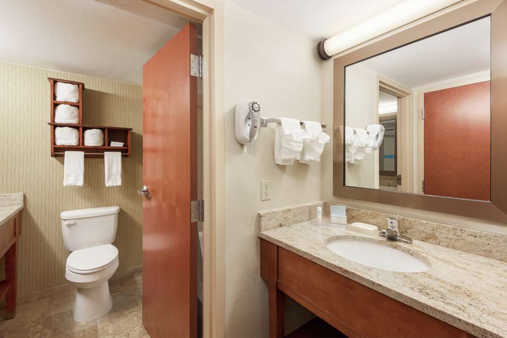 Guest room bath