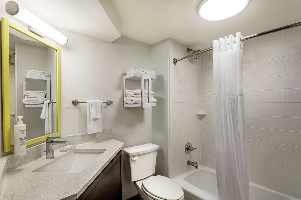 Guest room bath