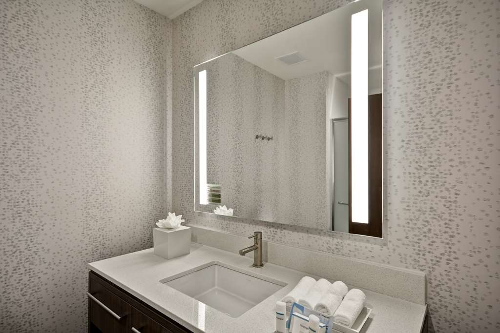 Guest room bath
