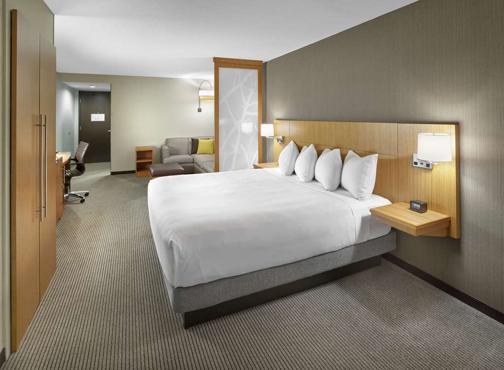 Guest room DoubleTree by Hilton Edmonton Downtown Edmonton (587)525-1234