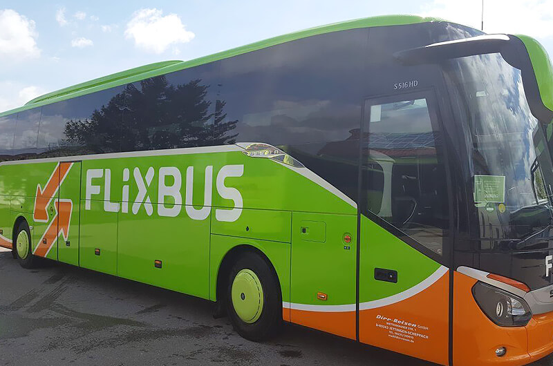 Fahrzeugbeschriftung — Flixbus. Produziert von Komo Beschriftungen aus Ichenhausen.