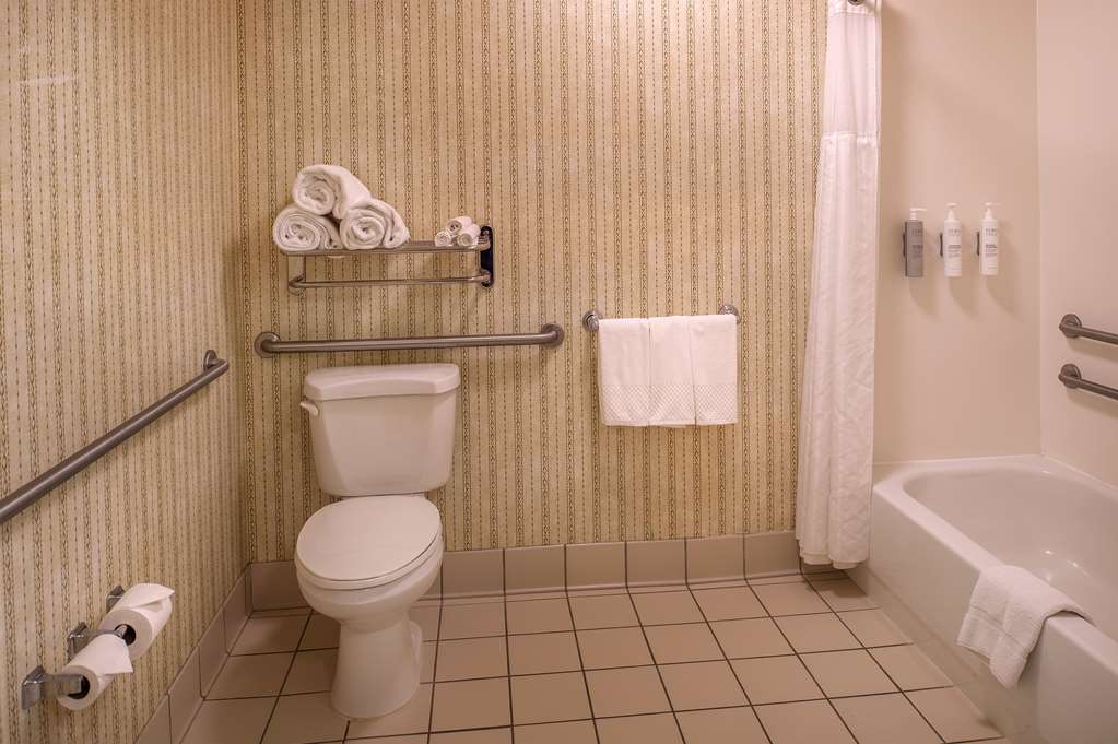 Guest room bath