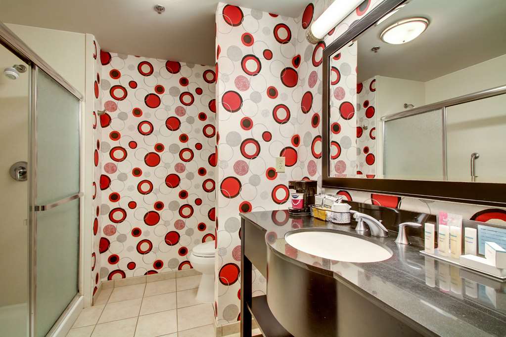 Guest room bath
